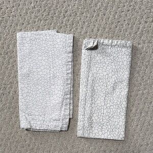 Calvin Klein Tablecloth and Dinner Napkin Set